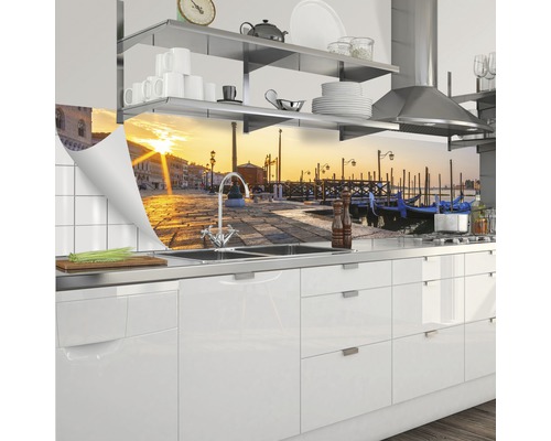 Stänkskydd med motiv av Venedig bakom en diskho