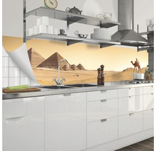 Köksbänksskiva med pyramidmotiv i ett modernt kök