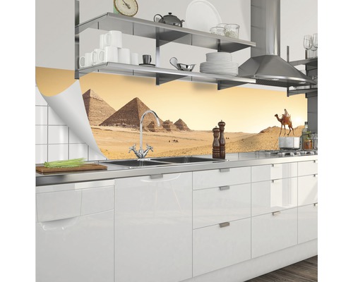 Köksbänksskiva med pyramidmotiv i ett modernt kök