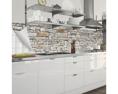 Köksbänksfolie med stenmursutseende i ett ljust kök