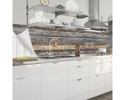 Stänkskydd med träutseende bakom ett modernt kök