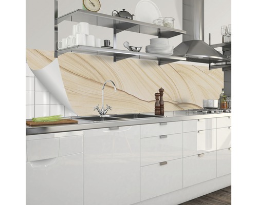 Köksscen med diskho, blandare och stänkskydd med stenmönster