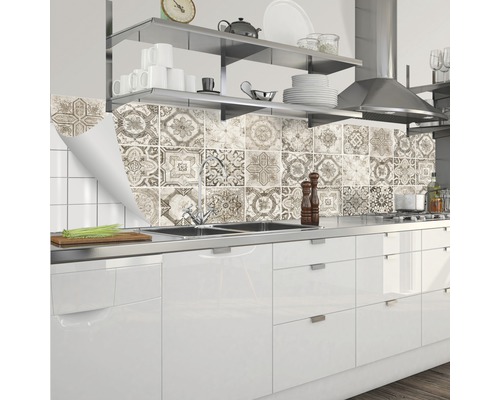 Köksscen med självhäftande plattor i blomdesign som stänkskydd