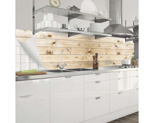 Stänkskydd med träimitation i modernt kök