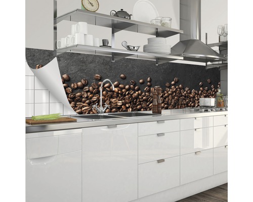 Stänkskydd för kök med kaffebönsmotiv ovanför diskbänk och bänkskiva