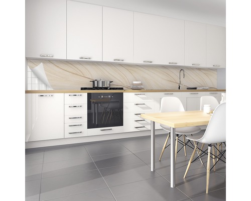 Ljust kök med stänkskydd, spis och matbord