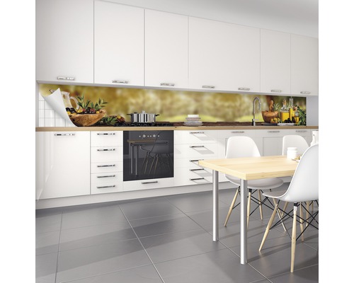 Stänkskydd med olivmotiv i modernt kök