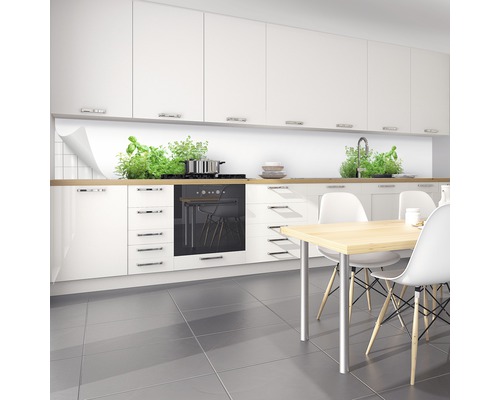 Köksscen med stänkskydd, köksmöbler och matbord