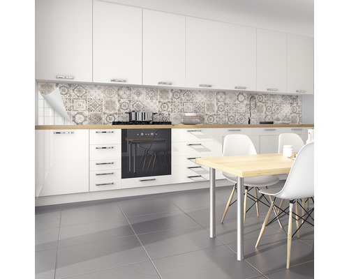 Ljust kök med dekorativa plattor och matbord