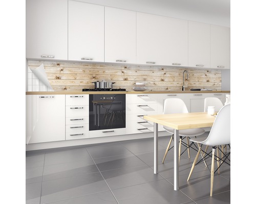 Kök med stänkskydd i trälook