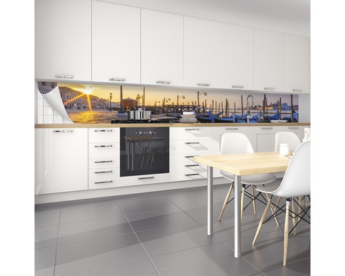 Köksbänkfolie med Venedig-motiv i ett ljust kök.