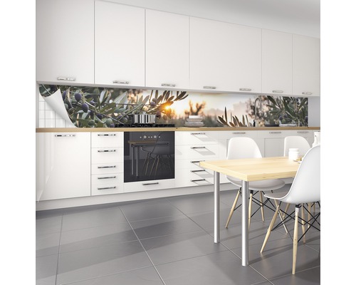 Stänkskydd med olivmotiv i ett vitt kök