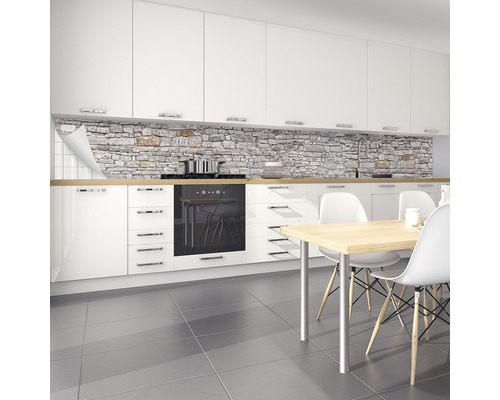 Köksscen med köksvägg i stenlook, vita skåp och matbord