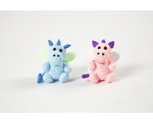 Två drakfigurer med vingar av ull