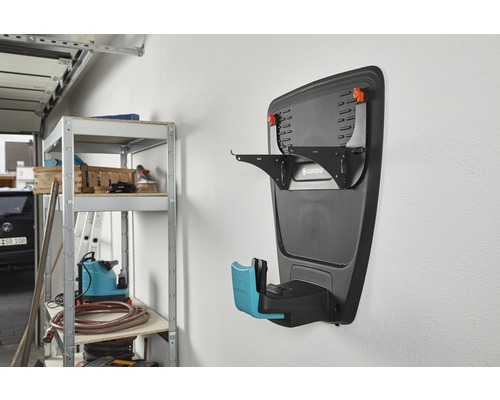 Gardena väggfäste för gräsklippare och trädgårdsredskap på en vägg