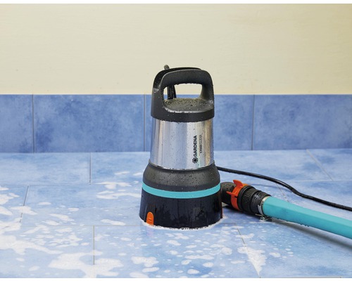 Gardena smutsvattenpump med slang på kakel