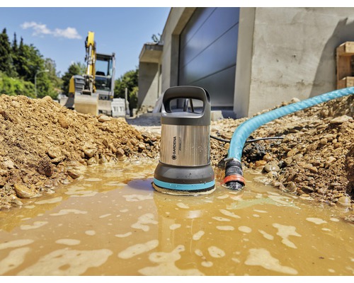 Gardena dränkbar smutsvattenpump i drift på en byggarbetsplats