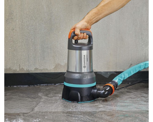 Gardena dränkbar smutsvattenpump med slang i drift