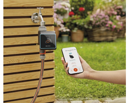 Gardena vattenstyrning Bluetooth på kranen med slang och smarttelefon för styrning i trädgården