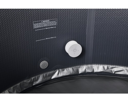 Invändig vy av en uppblåsbar bubbelpool med varningar, vattennivåindikator och anslutningsstycke