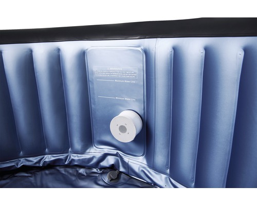 Detaljvy av en uppblåsbar bubbelpool med filter och markeringar för maximal och minimal vattennivå.