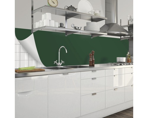 Köksbänksskydd i ett modernt kök med diskho och blandare