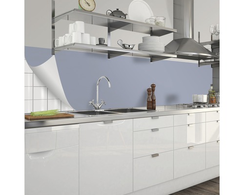 Köksscen med diskho, kran och köksbänk