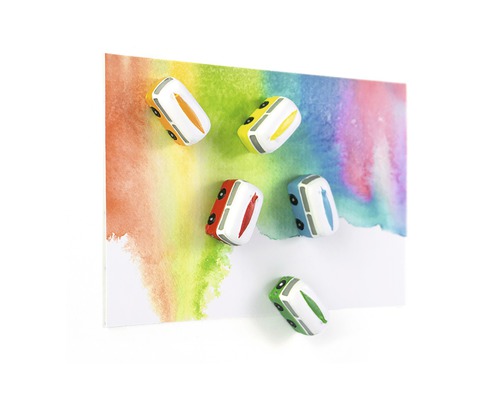 Dekorativa magneter i form av buss på ett kort