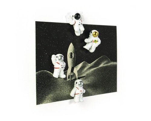 Dekorativa magneter med rymdmotiv och astronautfigurer