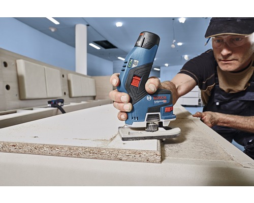 Hantverkare som arbetar med ett Bosch multifunktionsverktyg på en träyta
