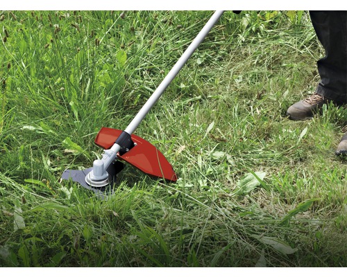 Grästrimmer i användning på gräsmatta