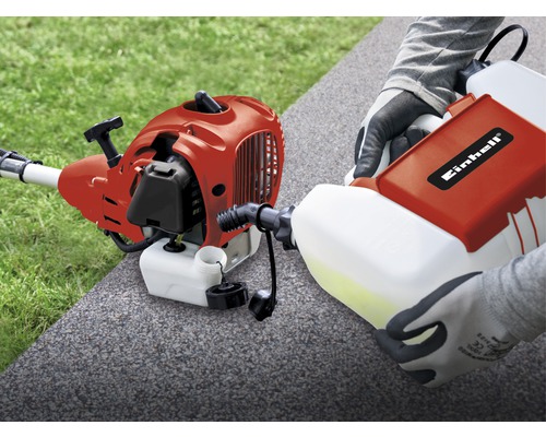 Einhell Logo. Detaljvy av en trimmer som fylls med bränsle.