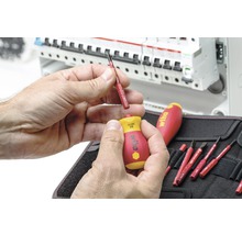 Man byter Wiha skruvmejselbit framför kopplingsskåp