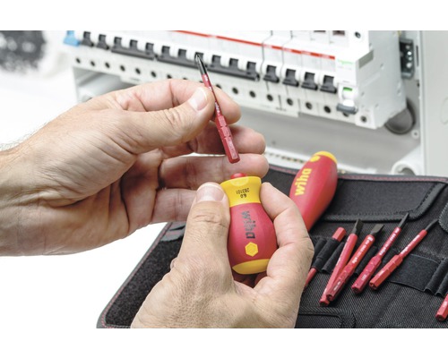 Man byter Wiha skruvmejselbit framför kopplingsskåp