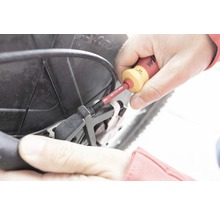 Person arbetar med Wiha skruvmejsel på komponent