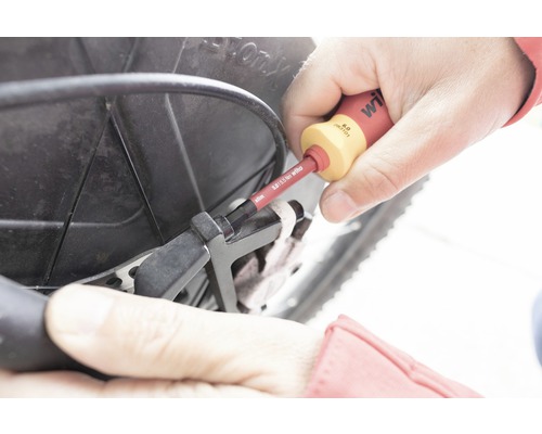 Person arbetar med Wiha skruvmejsel på komponent