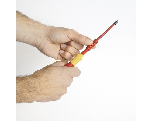 En person håller en skruvmejsel i handen.