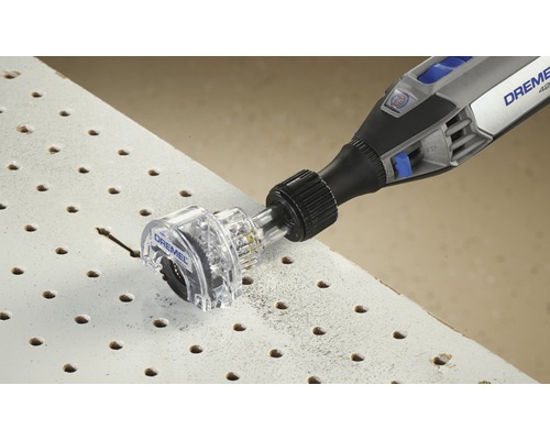 Dremel multifunktionsverktyg med frästillsats som skär i en perforerad platta