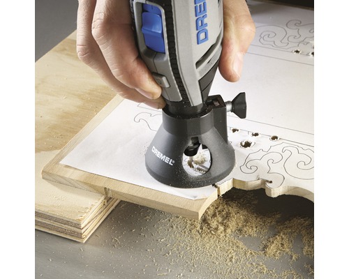 Dremel multifunktionsverktyg som används för träfräsning