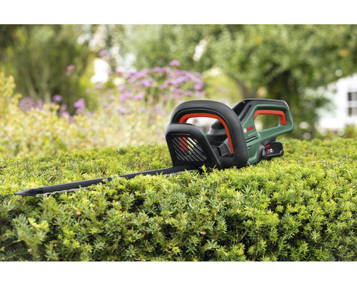 Bosch batteridriven häcksax på en häck