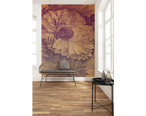 Rumsdesign med blommig non-woven tapet, bänk och sidobord
