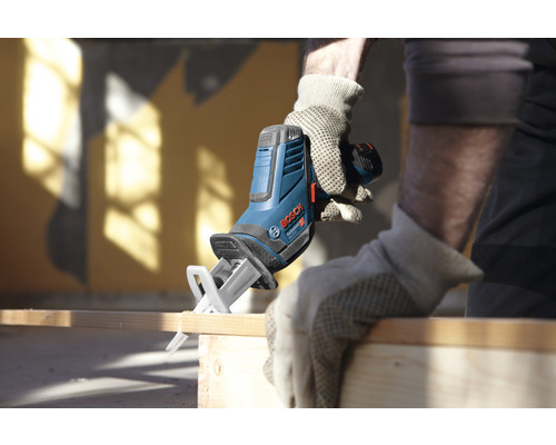 Hantverkare sågar träplanka med en batteridriven tigersåg från Bosch