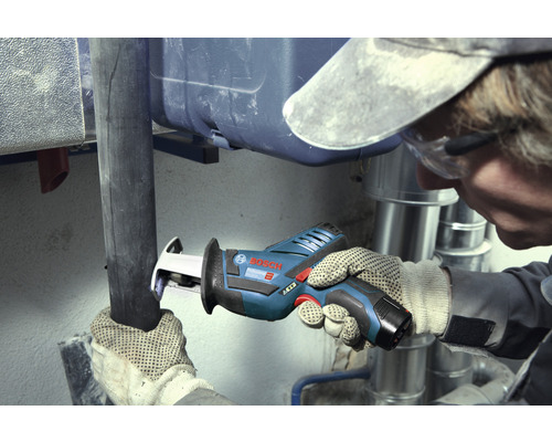 Batteridriven tigersåg används för att skära ett rör