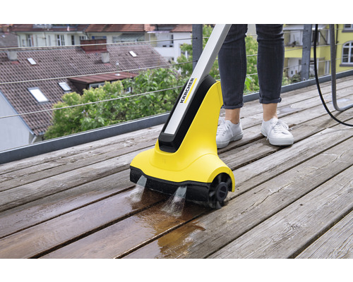 Kärcher logotyp. Person som rengör en träterrass med en elektrisk terrasstvätt.