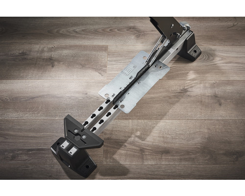 Laminatskärare på trägolv