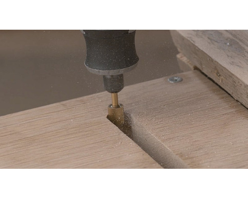 Multifunktionsverktyg som fräser ett spår i trä