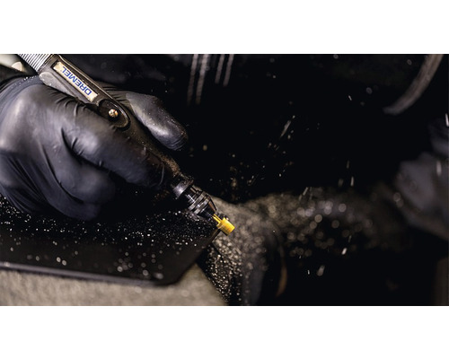 Dremel multifunktionsverktyg i bruk med handskar