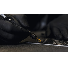 Närbild av en person som utför sliparbete med en Dremel