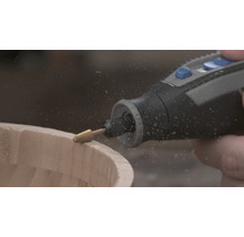 Dremel multifunktionsverktyg vid bearbetning av en träskål