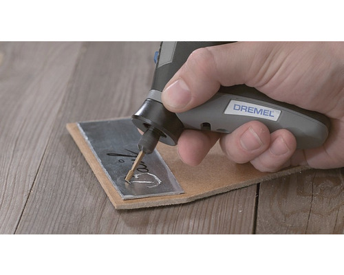 Dremel multifunktionsverktyg graverar på metall